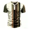 Camiseta Henley Masculina com Estampa Listrada Moda Gola Henley Botão Top Verão Solta Manga Curta para Uso Casual Diário