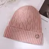 Versão coreana de boné padrão com strass outono e inverno quente de malha casual com pompom de pele moda ins boné de malha de cor sólida atacado