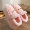 Pantuflas de algodón para hombre de talla grande, estilo invierno, con talón cerrado, diseño nuevo, adecuadas para uso en interiores y en casa, de suela gruesa, antideslizantes y forradas de felpa para mayor calidez