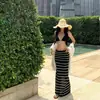 Traje Estilo Vacaciones en la Playa para Mujer, Camisa Blanca Protectora del Sol, Top de Cuello Halter para Principios de Otoño, Falda a Rayas Ajustada a la Cadera, Conjunto de Tres Piezas