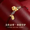2026 Fique Rico Logo Pulseira de Fio Vermelho Cor Dourada Conserva a Cor Feita à Mão Estilo Chinês Ano do Zodíaco Presente de Ano Novo