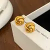 Europeos y Americanos Simple Versátil de Moda Temperamento Lujo Ligero Sensación de Alta Gama Tejido de Punto Trenzado Aretes de Tachuela Mate Diseño de Nicho Individual