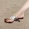 Sandálias de Plataforma Quadradas Marrons Retrô 2026 Novo Estilo Feminino Design de Nicho Chinelos Abertos na Ponta Sandálias de Salto Alto