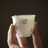 Paquete tallado dulce blanco hecho a mano kung fu taza de té fino feto maestro taza de té de porcelana blanca taza individual taza de té pequeña taza de degustación