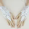 Guantes sin dedos de encaje de malla hueca cortos con correa y diamantes para el vestido de novia de Elia Bride
