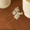 Pendientes de Pétalos de Perla Blanca Estilo Bosque XiangForest Versátiles para Vacaciones Nicho Pendientes Ins Pinzas para Orejas de Disco Espiral