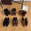 Moda Casual de Inverno 2025 Fivela de Cinto Macia Solado Franja Salto Baixo Sapatos Femininos Boca Profunda