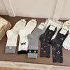 Meias de Cano Médio Estampa Urso Cartoon Branco e Cinza Outono/Inverno Estilo Japonês Meias com Laço Floral Babado Meias de Algodão Sem Costura Fofas Femininas