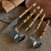 Cuchillo, tenedor y cuchara de acero inoxidable 304 Mango de bambú natural Cuchillo para bistec occidental y tenedor Cuchara para postre Tenedor Juego de vajilla