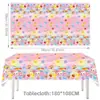As novas decorações de festa de aniversário infantis da Amazon com tema arco-íris incluem pratos de papel descartáveis, bandeirinhas para cupcakes e outras decorações.