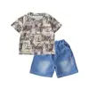 Ropa de Moda para Niños Niños, Verano 2026 Estilo Nuevo, Conjunto de Dos Piezas con Camiseta de Manga Corta Estampado Completo de Letras y Shorts de Mezclilla para Niños