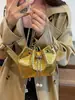 Bolsa Saco de Couro de Alta Qualidade com Cordão e Franjas para Mulheres 2026 Novo Modelo Couro Patente Brilhante Padrão Crocodilo Bolsa para o Dia a Dia Bolsa Transversal com Corrente