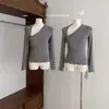 Camisa feminina de manga longa com um elegante design de gola assimétrica, base justa ao corpo, top cinza, cinza areia, outro algodão, mangas normais