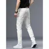 Jeans blancos de alta gama italianos rotos para hombre, nuevo estilo primavera 2026, marca de moda, pantalones ajustados skinny con parches