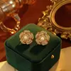 Brincos de Camélia Retrô Franceses Elegantes Versáteis Brincos de Tarraxa com Diamante e Pérola Microincrustados Brincos de Luxo Leve