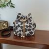 Bolsa de Pelúcia Transfronteiriça Feminina 2024 Nova Outono e Inverno Versátil Bolsa de Pelo Estampada de Leopardo Bolsa de Corrente de Balde de Alta Qualidade