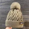 Gorro de punto estilo coreano para otoño e invierno con etiqueta en inglés, gorro de lana versátil para mujeres con circunferencia de cabeza grande, gorro para clima frío que cubre las orejas, gorro para poner que hace que la cara parezca más pequeña
