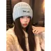 Gorro de Lana Tejido Azul con Patrón de Letras Sencillo Estilo Coreano para Mujer, Nuevo Modelo Invierno 2025, Gorro Cálido Protector de Orejas, Cubrecabezas para el Frío