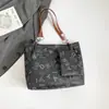 Bolsa Casual Fashion Retrô Feminina Outono 2025 Nova Bolsa Tote de Grande Capacidade Estilo Ocidental Portátil para o Dia a Dia Bolsa de Ombro