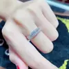 Anillo de diosa de moda ins europeo y americano, anillo de fila de circonio cuadrado escalonado con taladro completo de oro de 18 quilates galvanizado, anillo de compromiso de circonio Seiko