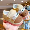 Zapatos para niños pequeños, nuevos modelos de primavera y otoño, zapatos para bebés principiantes para niños de 1 a 2 años, suela blanda, antideslizantes, con sonido de chirrido, de dibujos animados