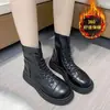 Elegantes y estilizan, estas botas estilo Martin para mujer para otoño e invierno 2026 cuentan con un suave empeine de piel, punta redonda, suela plana y un diseño versátil. También están forrados con forro polar para mayor calidez.