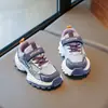 Zapatillas de suela blanda para niños 2026 primavera-verano nuevo modelo zapatos casuales versátiles de moda para niños malla transpirable zapatos de papá modernos