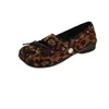 Zapatos de tacón bajo con remache de lazo de velcro para mujer 2026 Otoño Nuevo Estilo Retro Francés Mary Janes Estilo Ballet