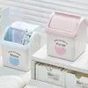 Mini Papelera de Dibujos Animados de Aspecto Elegante Cubo de Almacenamiento de Escritorio Papelera para Bolígrafos de Papelería con Forma de Casa Pequeña Cubo de Almacenamiento para Brochas de Maquillaje