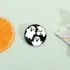 Broche Cruz Fantasma Blanco y Negro Insignia de Dibujos Animados de Halloween Pin de Accesorio de Personalidad para Chaqueta Bolso