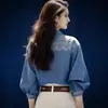 Camisa Estampada Azul Retrô Estilo Hong Kong para Mulheres, Nova Blusa Elegante de Alta Qualidade para Primavera e Verão 2026, Única e Deslumbrante