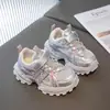 Tênis Infantil Sapatos 2025 Novo Versátil Respirável Leve Meninos Meninas Corrida Sapatos de Papai Sapatos Crianças Grandes