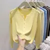 Cardigan suéter amarelo leitoso inspirado na dopamina para mulheres, apresentando uma malha de manga longa macia e confortável, um corte solto e casual, e um design de abotoamento simples, perfeito para o outono