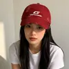 Gorra de Béisbol Bordada con Letras Estilo Hip-Hop Americano para Mujer, Nuevo Modelo 2026, Visera Ancha, Efecto Adelgazante de Rostro, Gorra de Pico de Pato