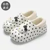 Zapatillas de Algodón Auténticas de Hello Kitty de Sanrio para Mujer Otoño Invierno Más Terciopelo Impermeables Suela Gruesa Ropa para el Hogar Ropa para Exteriores Zapatillas de Algodón