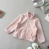 Jaqueta com Zíper Infantil Lã Uniforme Escolar Essencial Outono/Inverno 2026 Cardigan Casual Bordado Gola Alta para Meninos e Meninas