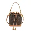 2026 Novo Estilo Óculos de Leitura Bolsa Tipo Balde de Água Feminina Charme de Urso Fofo Bolsa de Ombro Transversal com Cordão Bolsa Pequena Versátil da Moda