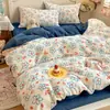 Juego de ropa de cama de cuatro piezas de terciopelo de leche engrosado de grado A con estampados de dibujos animados, que incluye una funda de edredón y una sábana bajera, adecuado para otoño e invierno, y diseñado para dormitorios estudiantiles