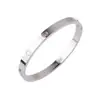Pulseira de Titânio Joker Fashion para Meninas Pulseira de Aço Inoxidável com Diamante de Alto Padrão Joia com Design de Flor Personalizada Venda por Atacado