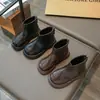 Botas cortas de cuero forradas de felpa para niñas de otoño e invierno, Botas Martin para niños, Botas de bebé estilo británico con cremallera lateral, Marrón y negro