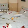Bordado de toalla de dibujos animados de grado A, con un juego de cuatro piezas cepillado de algodón de fibra larga de Xinjiang 100s, perfecto para otoño e invierno, con un diseño amigable con la piel y cómodo, adecuado para ropa de cama infantil