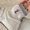 Calcetines Bordados de Cachorro con Gorro Rojo de Dibujos Animados Color-Bloque para Mujer, Calcetines Cortos Finos Sin Costuras de Algodón Puro para Primavera y Verano, Calcetines Populares de Caña Media 2026