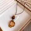Collar con colgante ovalado de resina y cordón de cuero para mujer, simple, único, moderno, cadena versátil para suéter, accesorio de nicho de alta gama