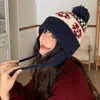 Chapéu de Lã Tricotado com PomPom Estilo Fair Isle para Mulheres 2025 Novo Outono e Inverno Circunferência da Cabeça Grande Proteção contra Frio e Calor Chapéu com Proteção para as Orelhas