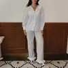 Conjunto de pijama feminino de duas peças com estampa de bolinhas estilo Ins, com top de manga longa de lapela em cor contrastante e calça longa com babados, roupa de casa no estilo europeu e americano