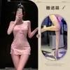 Lencería Nocturna: Sexy Camisón de Encaje con Escote en V Profundo y Estampado Floral, Diseñado para Mujeres, con un Atractivo Diseño Espalda Descubierta