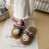 Pantuflas peludas para usar al aire libre 2026 pantuflas de algodón con forma de corazón para mujer con diseño de punta cerrada nuevo estilo para uso en casa suela suave con cordones para otoño e invierno base plana