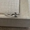 Anillo floral personalizado dulce y fresco para mujer, delicado y lujoso, anillo abierto finamente elaborado, anillo minimalista de alta gama estilo ins para el dedo índice