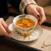 Juego retro y elegante de taza y platillo de café, tazas de té y vasos de agua de cerámica para uso doméstico, tazas elegantes para el té de la tarde