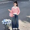 Conjunto de otoño para niña 2026 nuevo top de manga larga con solapa de imitación de dos piezas con pantalones de pierna curva estampados conjunto de dos piezas moderno